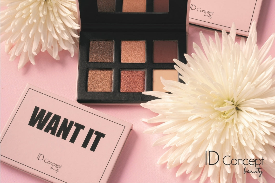 Ανοιχτή παλέτα σκιών Want It της ID Concept beauty σε καφέ, χάλκινους και ροδί τόνους, με λευκά λουλούδια σε ροζ φόντο