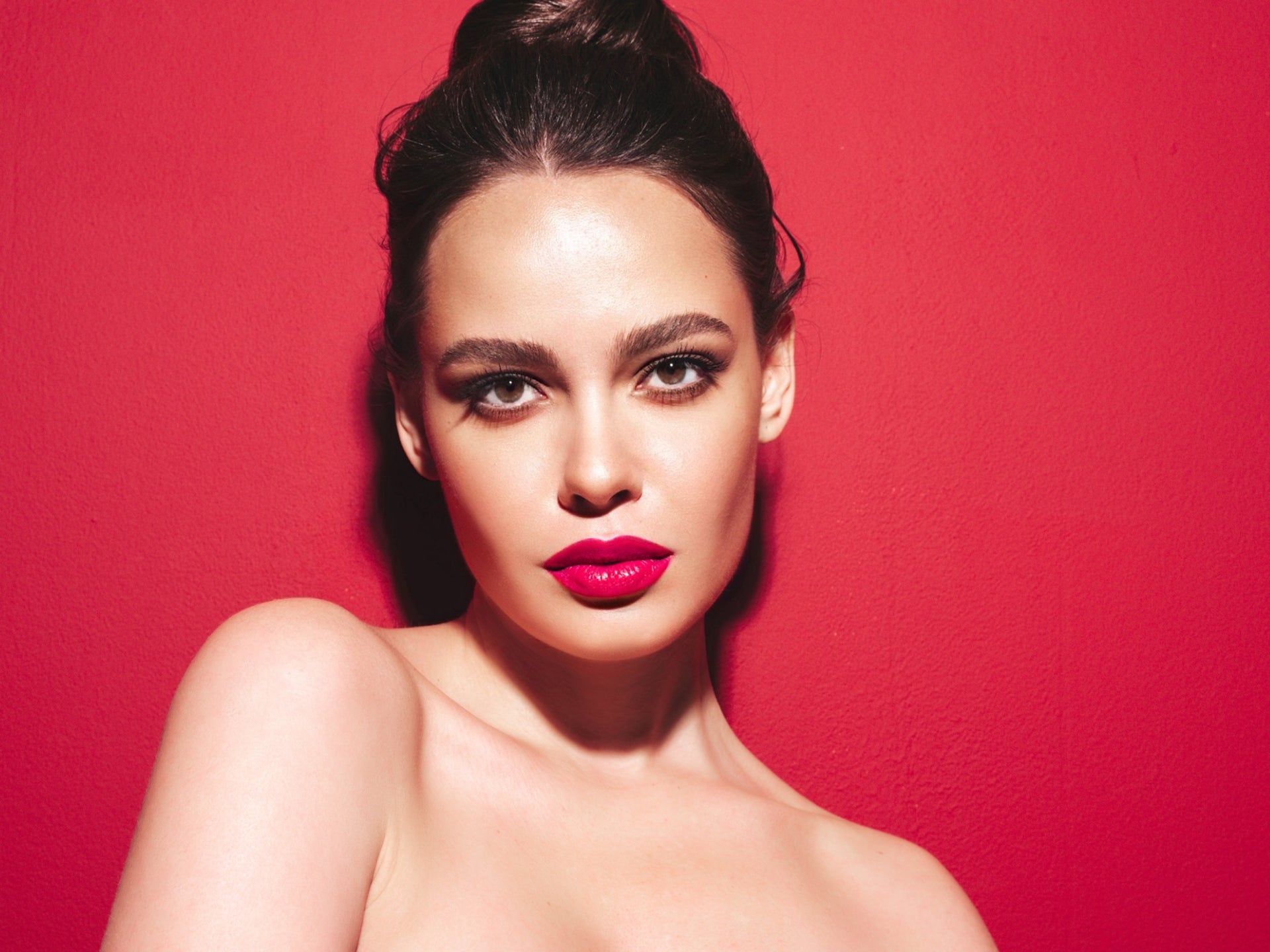 Viva Magenta: Φόρεσε το χρώμα του 2023 στο make up σου
