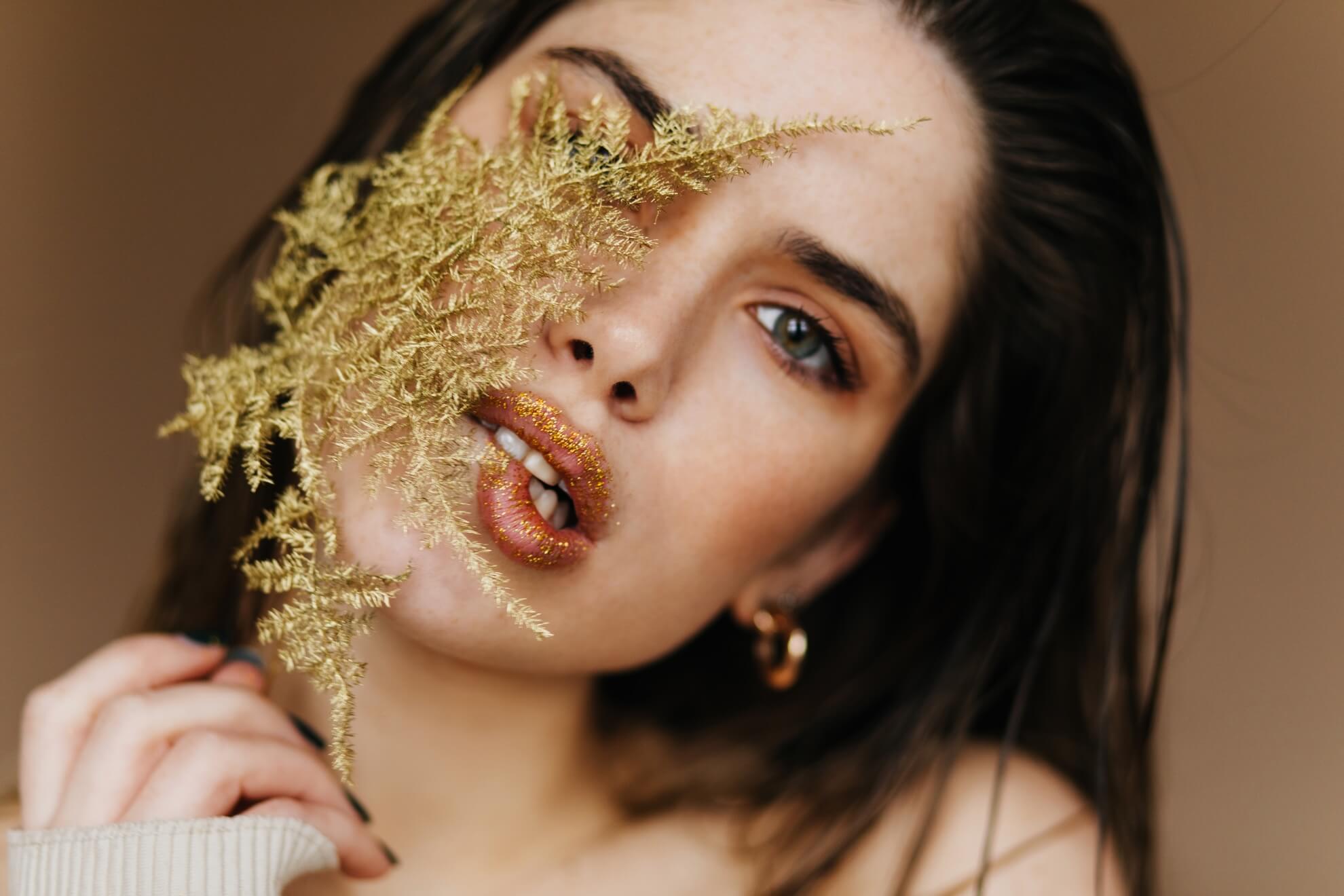 Χριστουγεννιάτικο makeup inspo: Ιδέες για το φετινό ρεβεγιόν