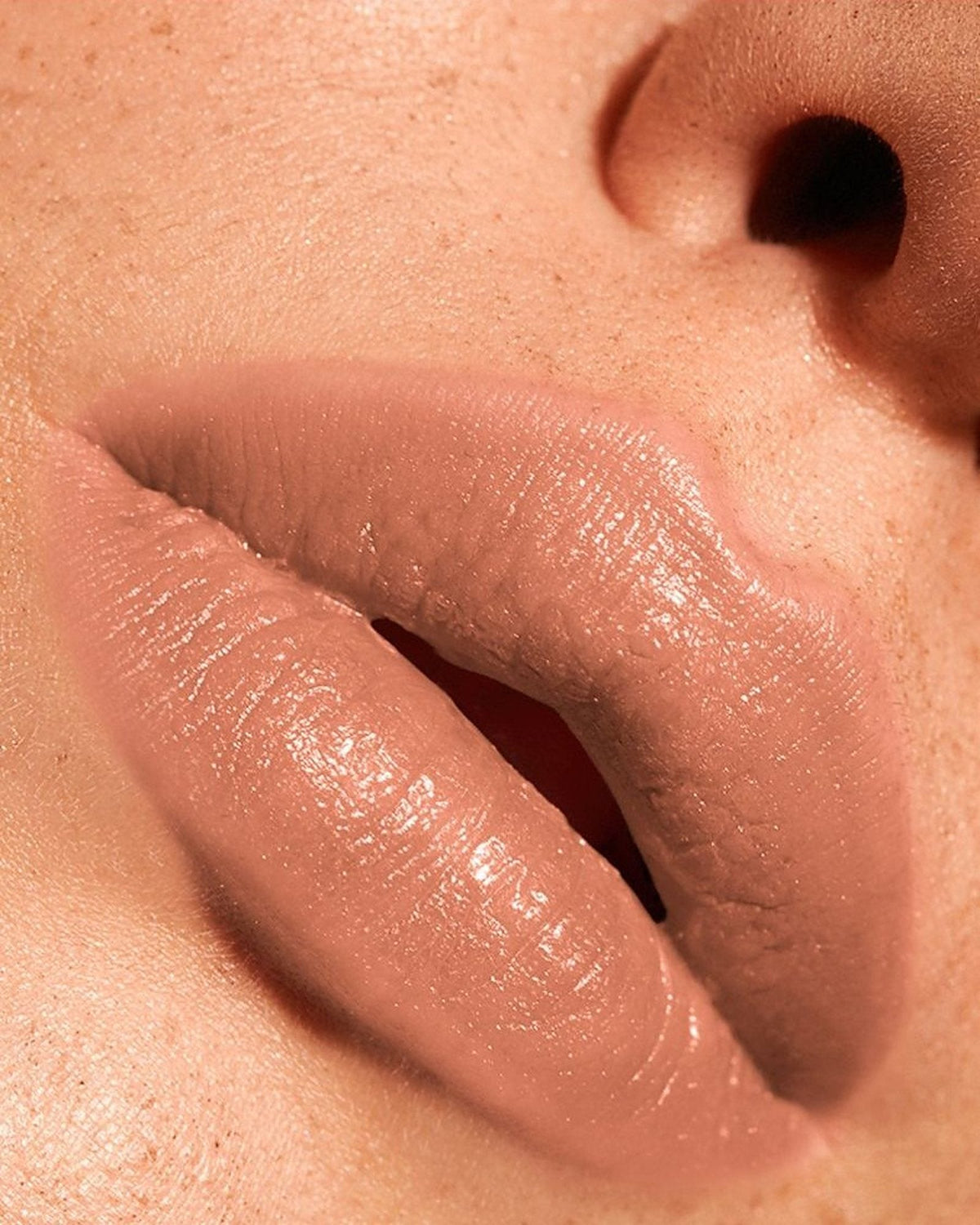 Κραγιόν Creamy Lipstick #01 Peachy Nude: nude ροδακινί κραγιόν – εφαρμογή στα χείλη