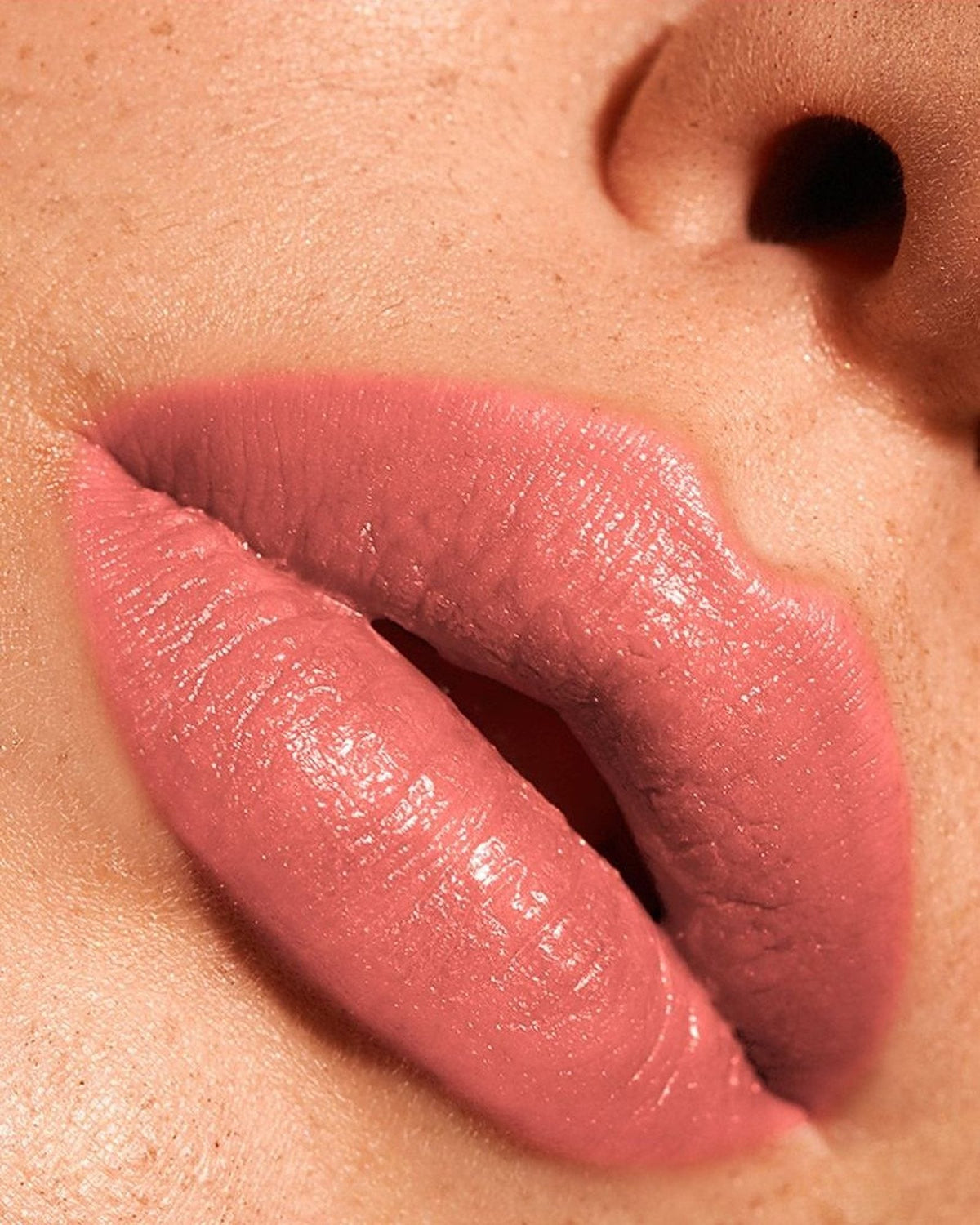 Κραγιόν Creamy Lipstick #03 Coral: ροδακινί κοραλί κραγιόν – εφαρμογή στα χείλη