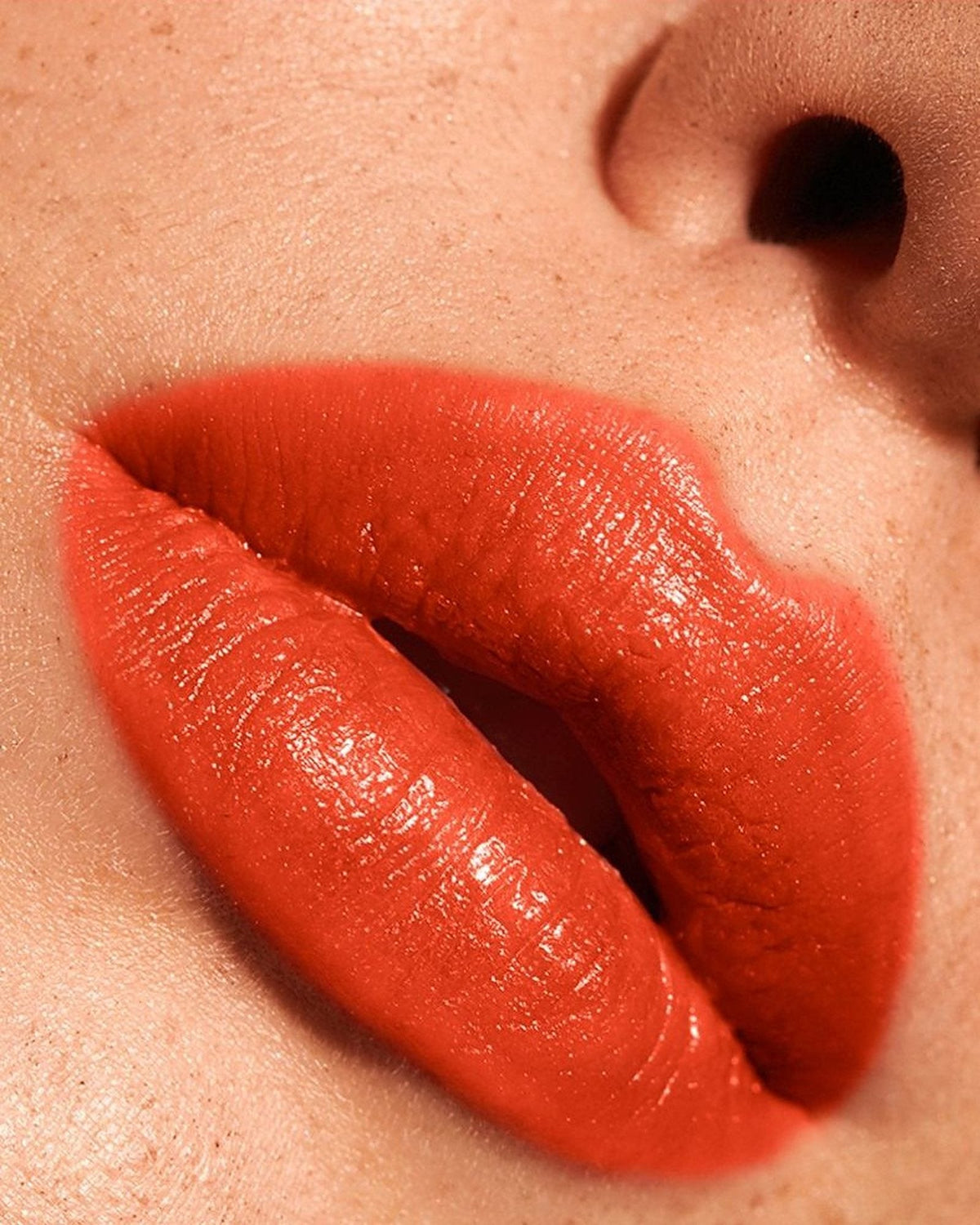 Κραγιόν Creamy Lipstick #04 Orange: κοραλοκόκκινο πορτοκαλί κραγιόν – εφαρμογή στα χείλη