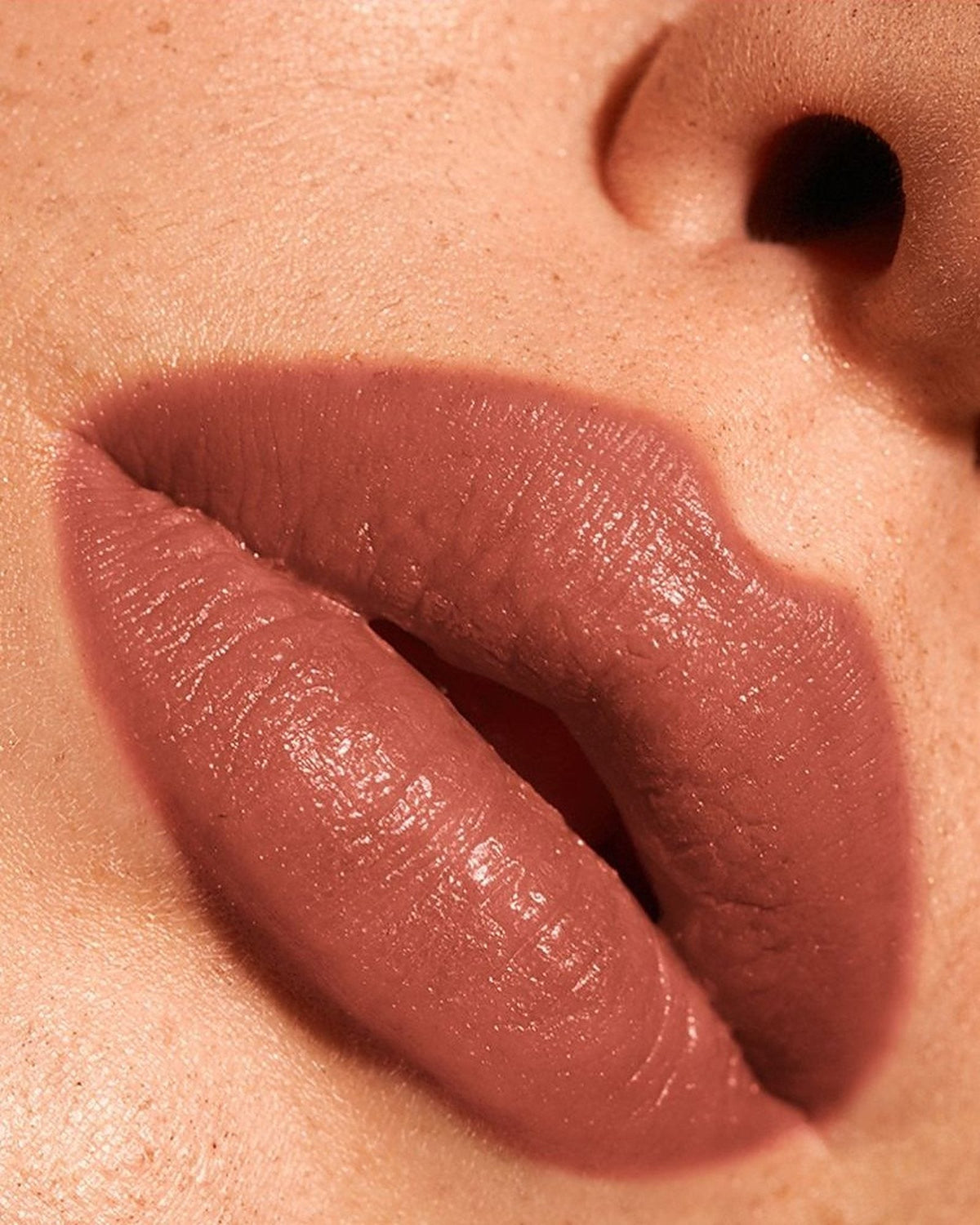 Κραγιόν Creamy Lipstick #08 Brown Nude: nude ροζ-καφέ κραγιόν – εφαρμογή στα χείλη