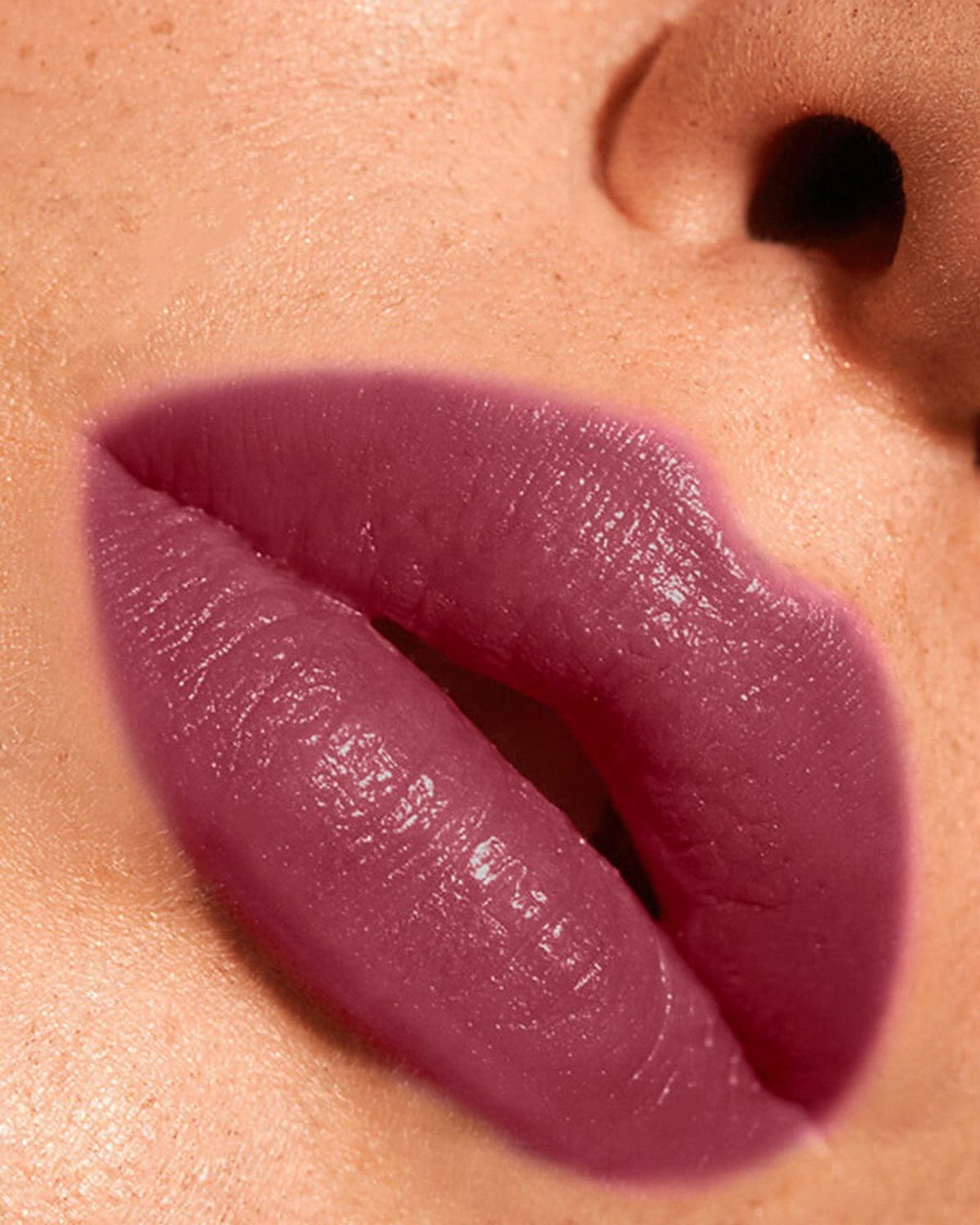 Κραγιόν Creamy Lipstick #16 Cranberry: βαθύ κόκκινο κραγιόν cranberry – εφαρμογή στα χείλη