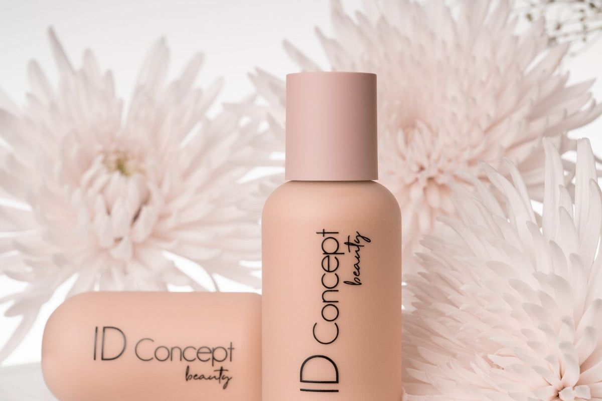Make up ID Concept beauty σε nude μπουκάλια ανάμεσα σε λευκά χρυσάνθεμα, για φυσικό μακιγιάζ