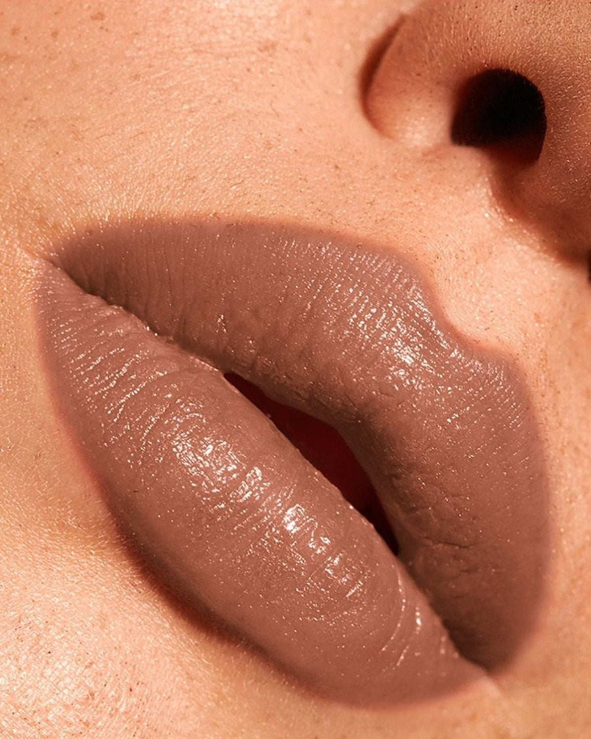 Κραγιόν Creamy Lipstick #02 Brown Beige: καφέ nude κραγιόν – εφαρμογή στα χείλη