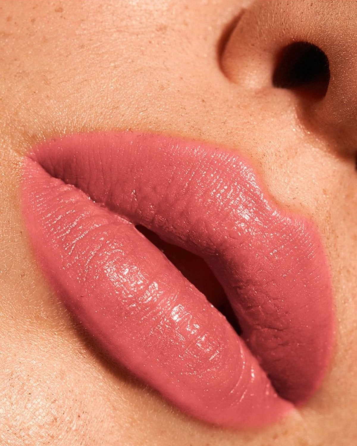 Κραγιόν Creamy Lipstick #05 Peach: κοραλί σομόν κραγιόν – εφαρμογή στα χείλη