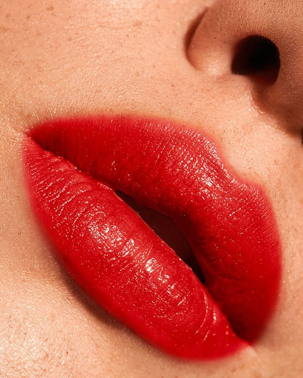 Κραγιόν Creamy Lipstick #06 Red: κόκκινο κραγιόν – εφαρμογή στα χείλη