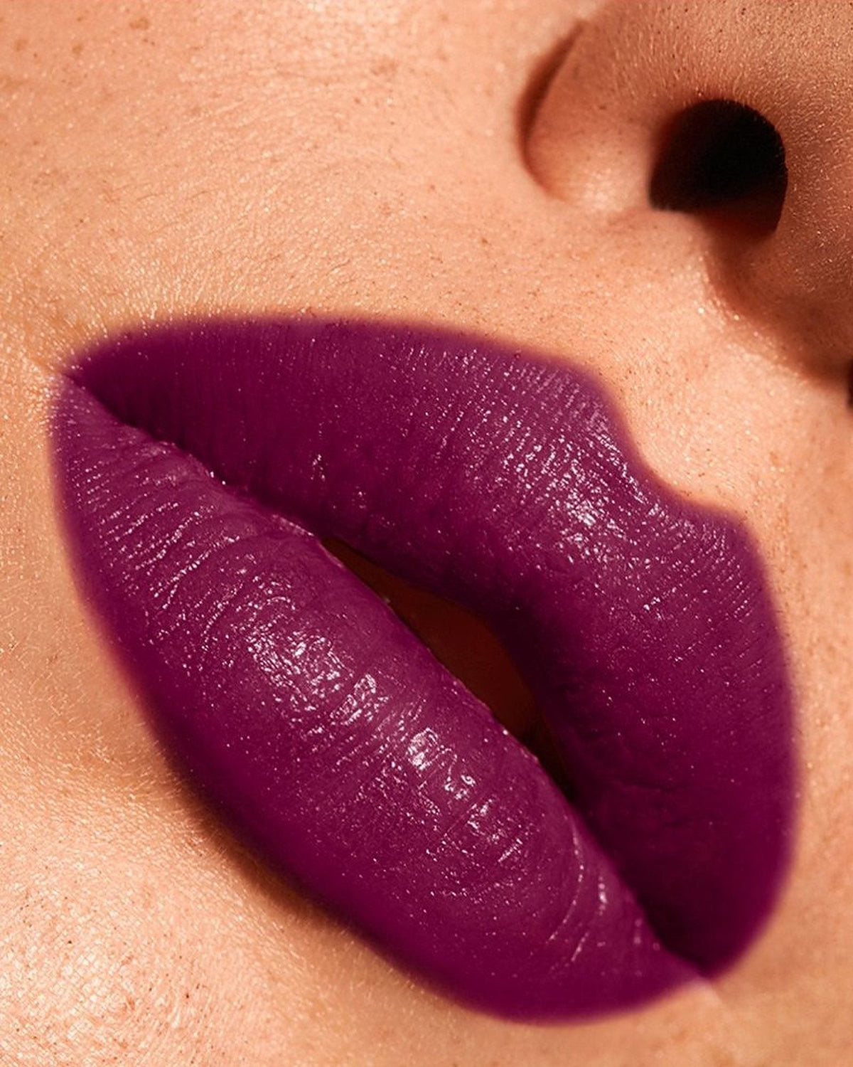 Κραγιόν Creamy Lipstick #09 Sangria: μωβ-δαμασκηνί κραγιόν – εφαρμογή στα χείλη