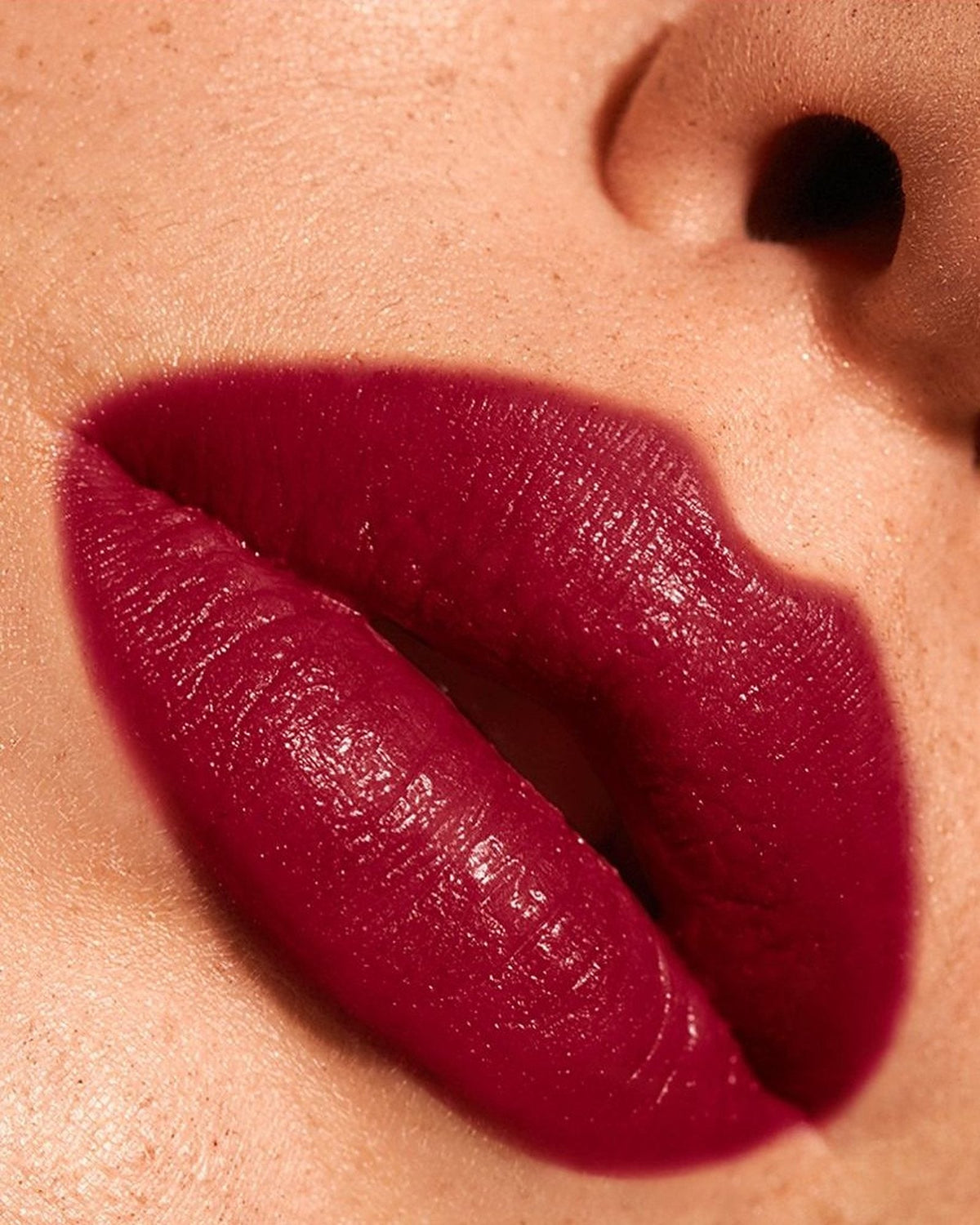 Κραγιόν Creamy Lipstick #10 Wine: μπορντό κραγιόν – εφαρμογή στα χείλη