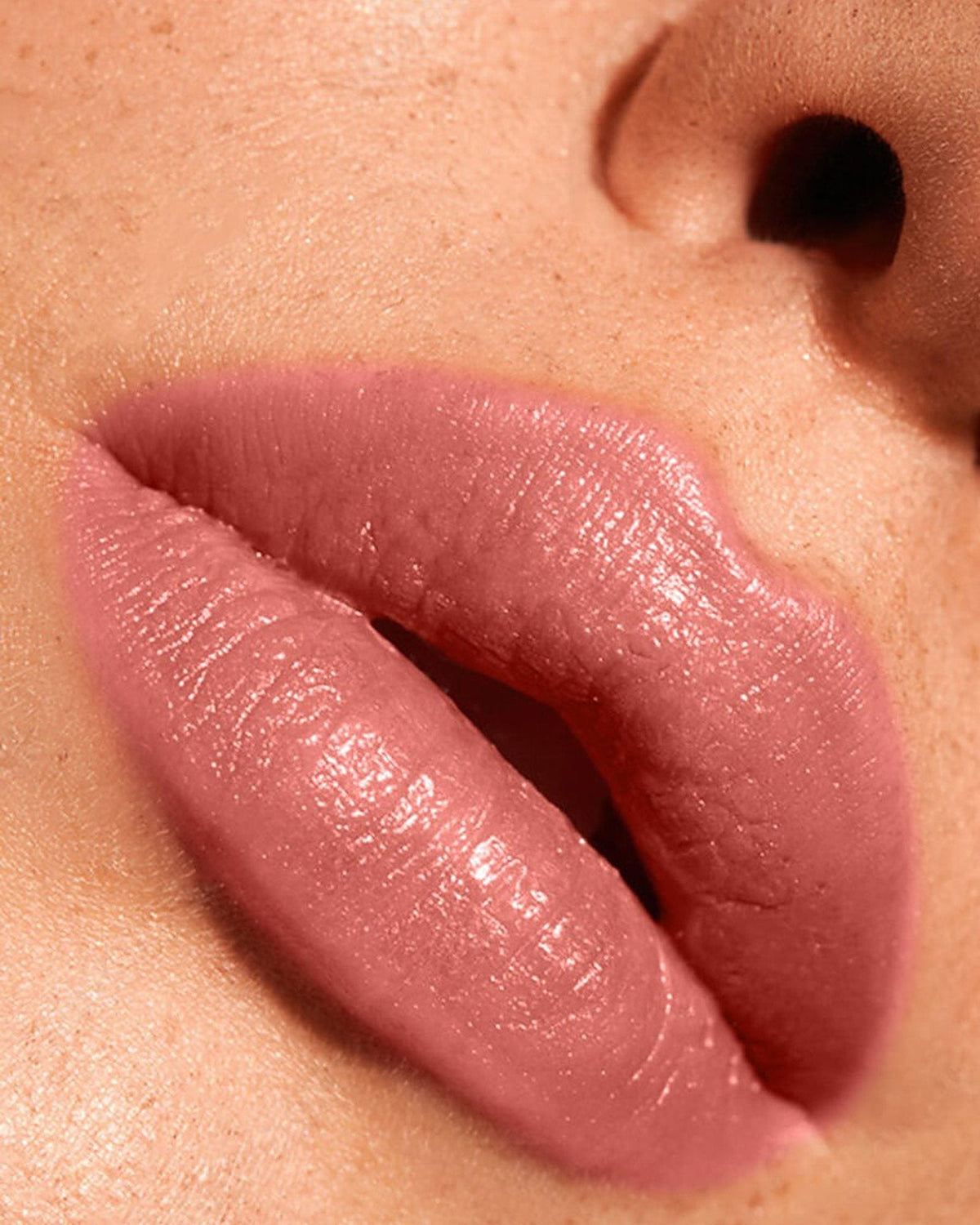 Κραγιόν Creamy Lipstick #11 Nougat: ροζ-κοραλί nude κραγιόν – εφαρμογή στα χείλη